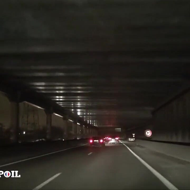 FFM العاهرتين السمينتين بأثداء كبيرة يضربان سائق التاكسي!