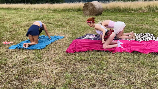 No No Panties Yoga - Mädchen im Freien in kürzesten Minirock-Röcken