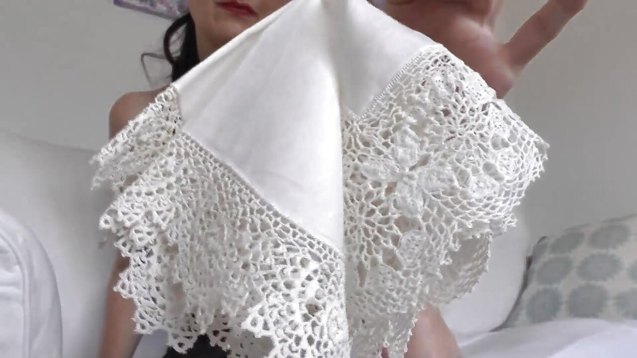 On sent des mouchoirs blancs en tissu antique - Lady Victoria Valente