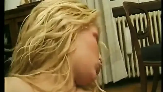 Di dalam dua pelacur itu, ini adalah waktunya bermain dildo!