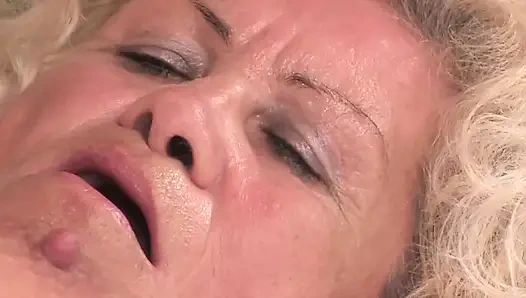 Ibu-ibu dan cowok-cowok! Ketika wanita tua dan pria muda bersetubuh!