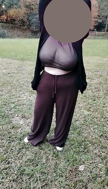Minha madrasta caminhando de camiseta transparente.