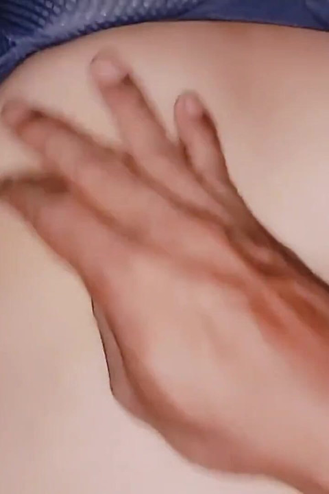 Pürüzsüz vücutlu ve tombul amcıklı Asyalı kızları sikiyor