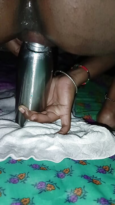 Bhabhi Ne pura botal chut me dal diya