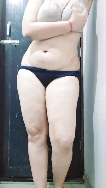 德西阿姨被男孩操，18歲浴室視頻