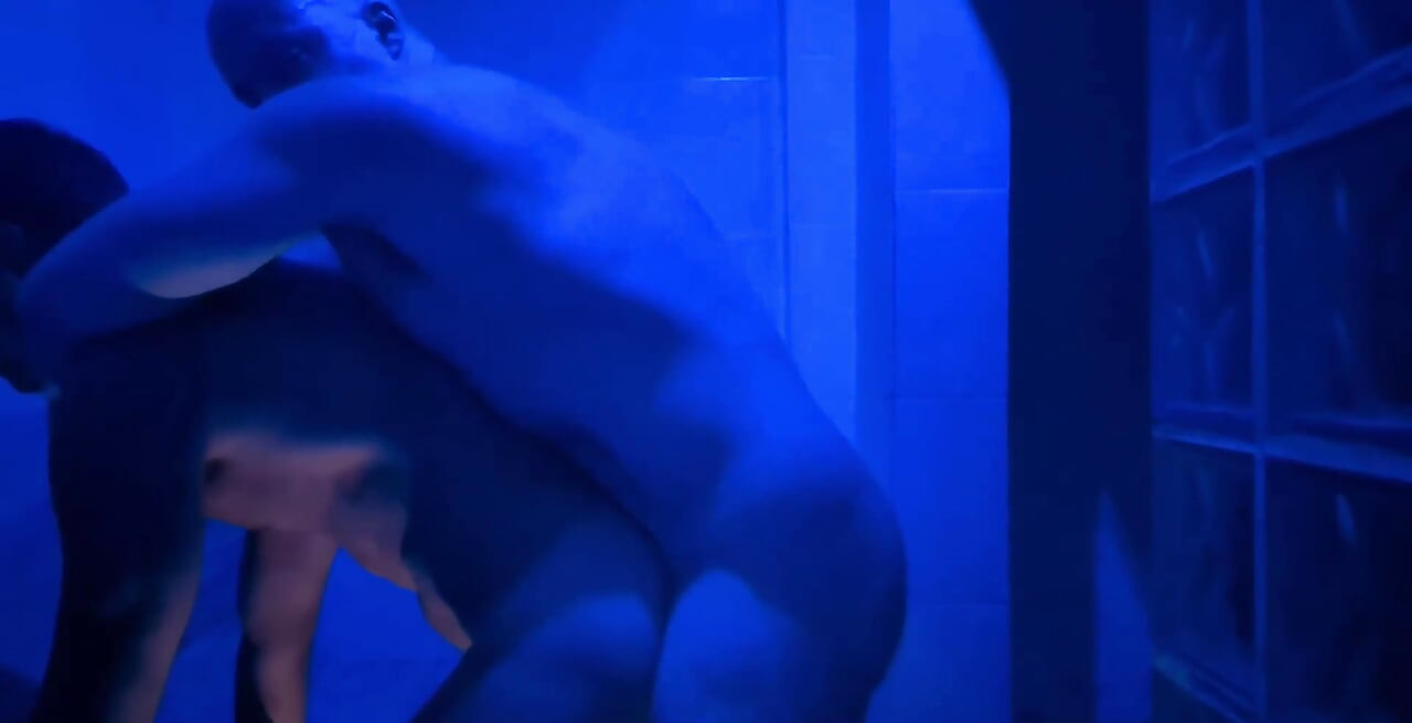 Beruang putih meniduri latino di sauna gay