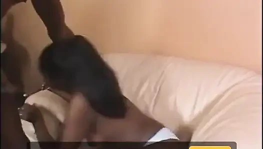 Seksi zenci sürtük büyük bir siyah yarağı emiyor ve sikiyor
