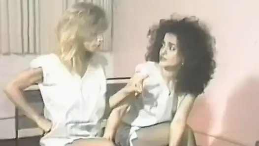 Две винтажные телочки дерутся из-за их неверного бойфренда