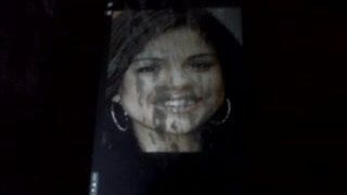 Omaggio al mostro facciale a Selena Gomez