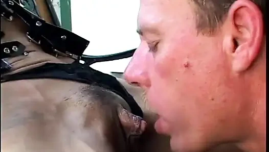 Hässliche lesbe Raquel in schwarzem latex-outfit lässt typen ihr großes vergnügen lecken und erhob ihn mit einem großen strap-on