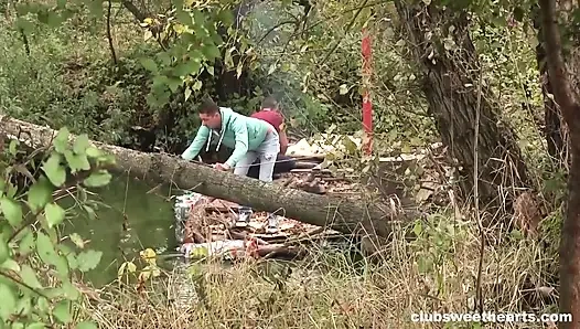 Vollbusiges teen bekommt draußen den spieß gebraten