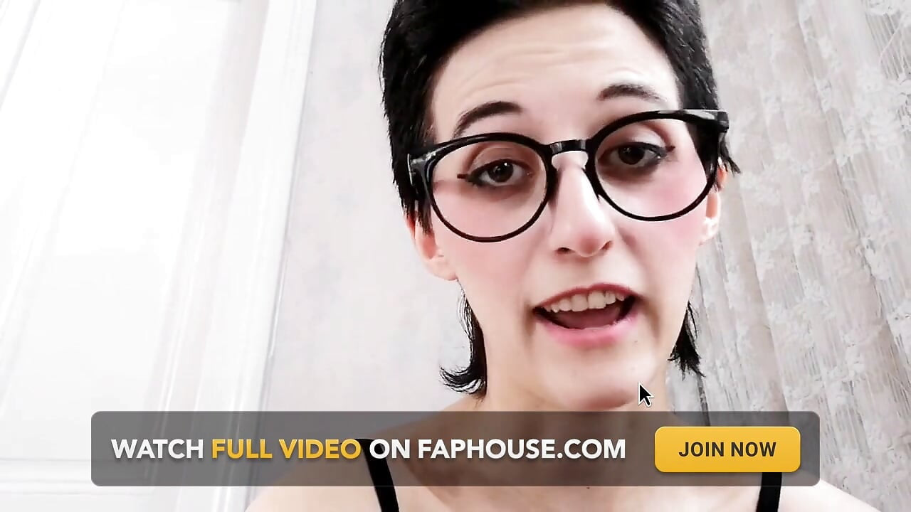 सौतेली बहन सिकुड़े हुए सौतेले भाई को तड़पाती है