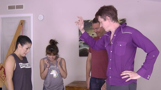 Una juguetona sesión de stripping en un juego Spin the Bottle