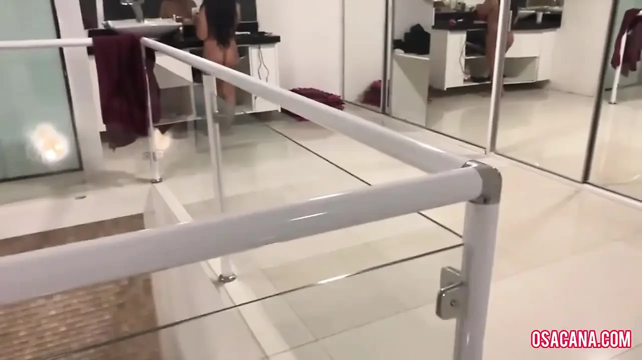 Bạn bè tụ tập và cô ấy muốn cho mông của mình