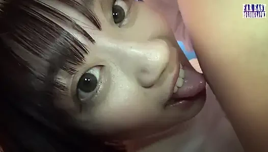 Islak işaret, kendini barederken parıldayan yaramaz bir iz bırakırken dolaşıyor 2/3