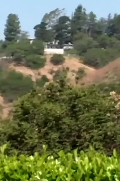 想要狂野粗暴性爱的性感年轻黑发女郎