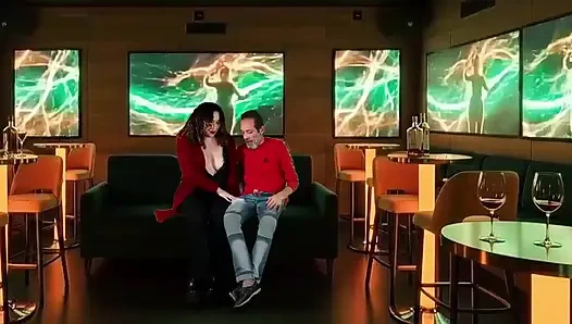 Я мастурбировала менеджера ночного клуба в VIP-комнате, пока муж снимал