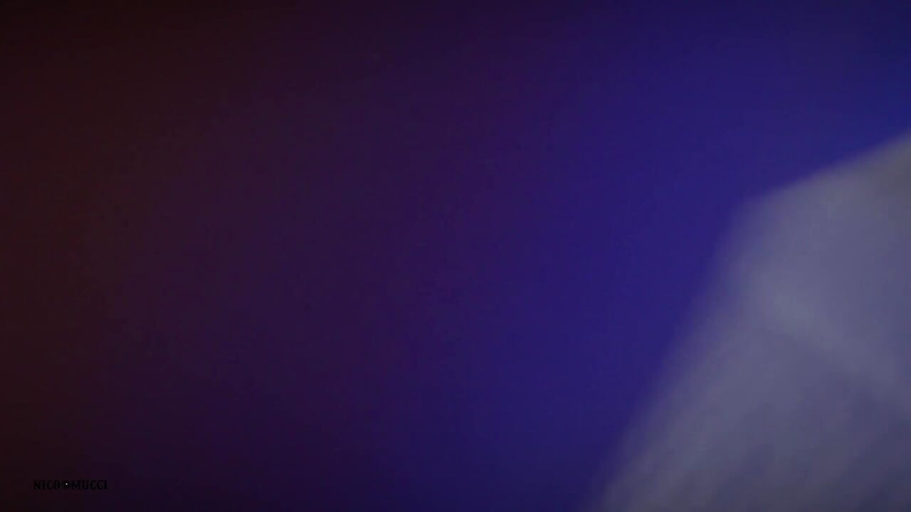 Eu chupei o pau enorme do cameraman em primeiro plano
