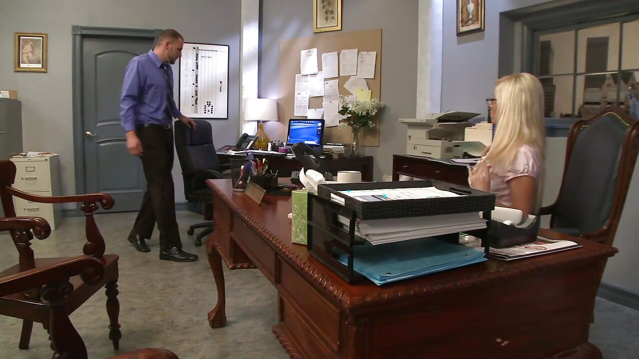 Blondes schätzchen wird gefickt und im büro vollgespritzt