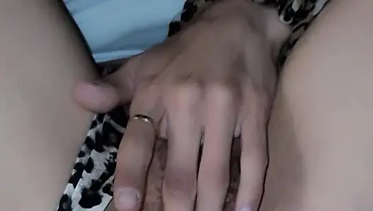 Aku lagi asik muasin diriku sendirian di film porno sampai muasin diriku sendirian
