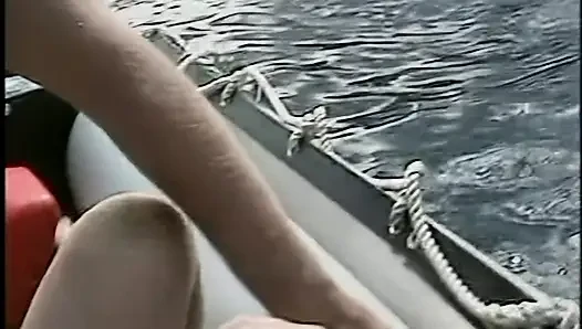 Azgın kızıl saçlı bebek vahşi plajda amcığını parmaklıyor