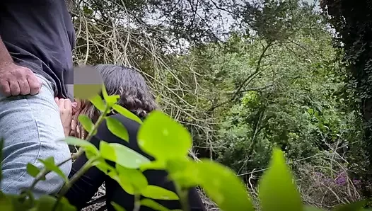 Sie gab einem Fremden im Park einen Blowjob und filmte alles.