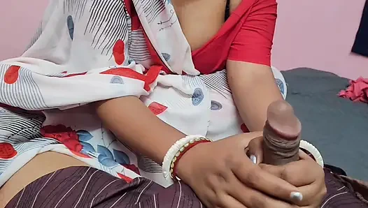 Индийская бхабхи соблазняет своего шурину, потому что ее муж отправился на флот в течение шести месяцев