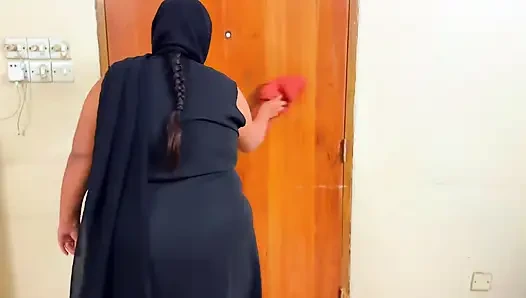 Schönes arabisches mädchen putzt mein zimmer, wenn ich ihr airbnb zu hause miete, jetzt sehe ich ihren riesigen arsch und masturbiere