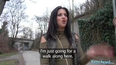 セルビア人美女のための公共エージェント野外オーガズム