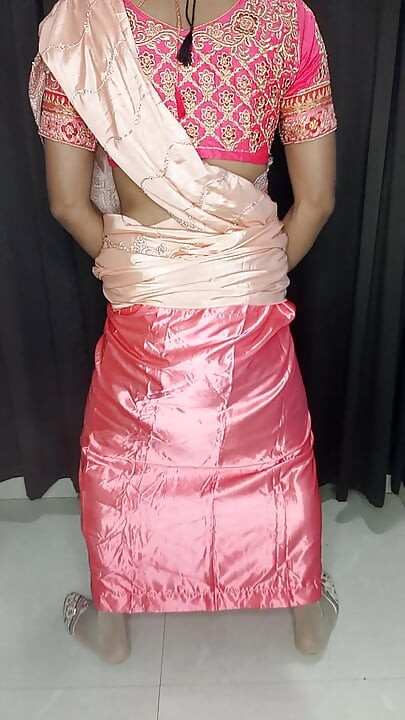 Η μητριά φαίνεται τόσο καυτή αυτό το μέγεθος Saree και κώλου