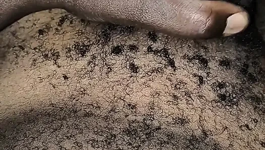 Gece geç saatlerde azgın kıllı Afrikalı erkek yarak okşuyor ve bayan seks için ortaya çıkmadıktan sonra bolca döl boşaltıyor