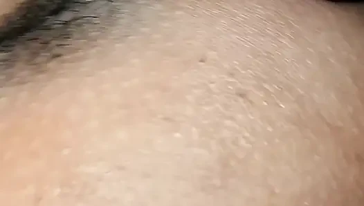 Rief die heiße schwägerin auf dem zimmer in der nacht und fickte sie von hinten.