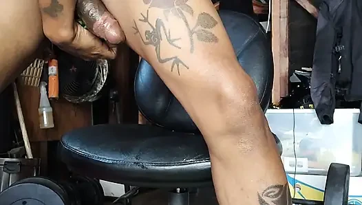 Dildo derine iniyor ve boşalıyor
