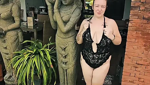 Jade lagi asik muasin memeknya pakai dildo ukuran raksasa