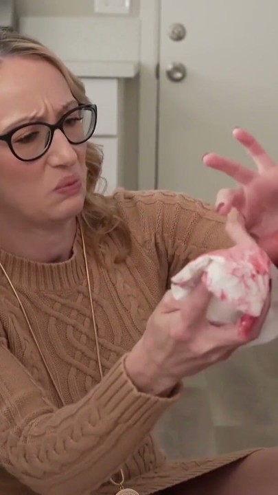 Üvey anne Crystal Clark kasım ayında çılgın bir meydan okumadan sonra üvey oğluna amını sunuyor - serbest kullanım orta yaşlı seksi kadın | Klip 1