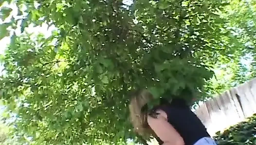 Pelacur semok kotor berpose untuk kesenanganmu