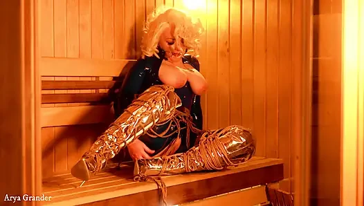 Bondage escape: Latex-gummi-geile MILF im knebel