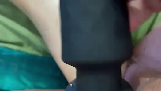 Cowok ini masukin kakinya ke dalam memekku supaya aku ngentot kayak pelacur jalang