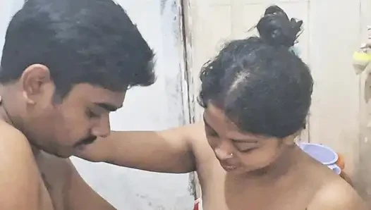 Adik tiri dan adik tiri berbagi ranjang dan ngentot habis-habisan