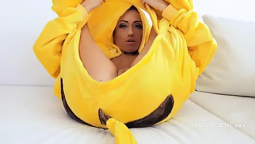 Sevimli gamzeli sevgilim Empera farklı karakterlerle sevişmeye bayılıyor ve bu kez pikachu'yı seçti