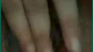 Sexy india chica masturbándose en video llamada en grupo