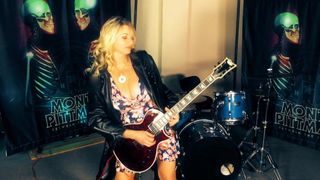 Gracioso milf vicky aprende guitarra del guitarrista de madonna