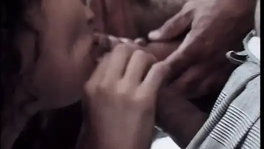 Brünettes küken mit wunderschönen titten wird mit zwei dongs im bett hardcore gefickt