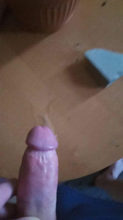 Pancutan mani di atas meja