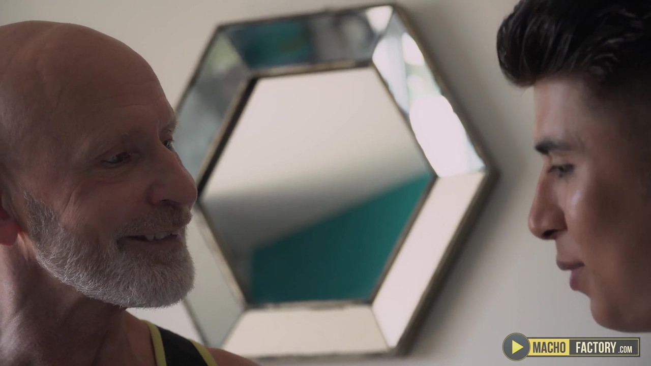 超级性感的爸爸benedictus得到一个大玩具和大鸡巴插他紧致的屁股