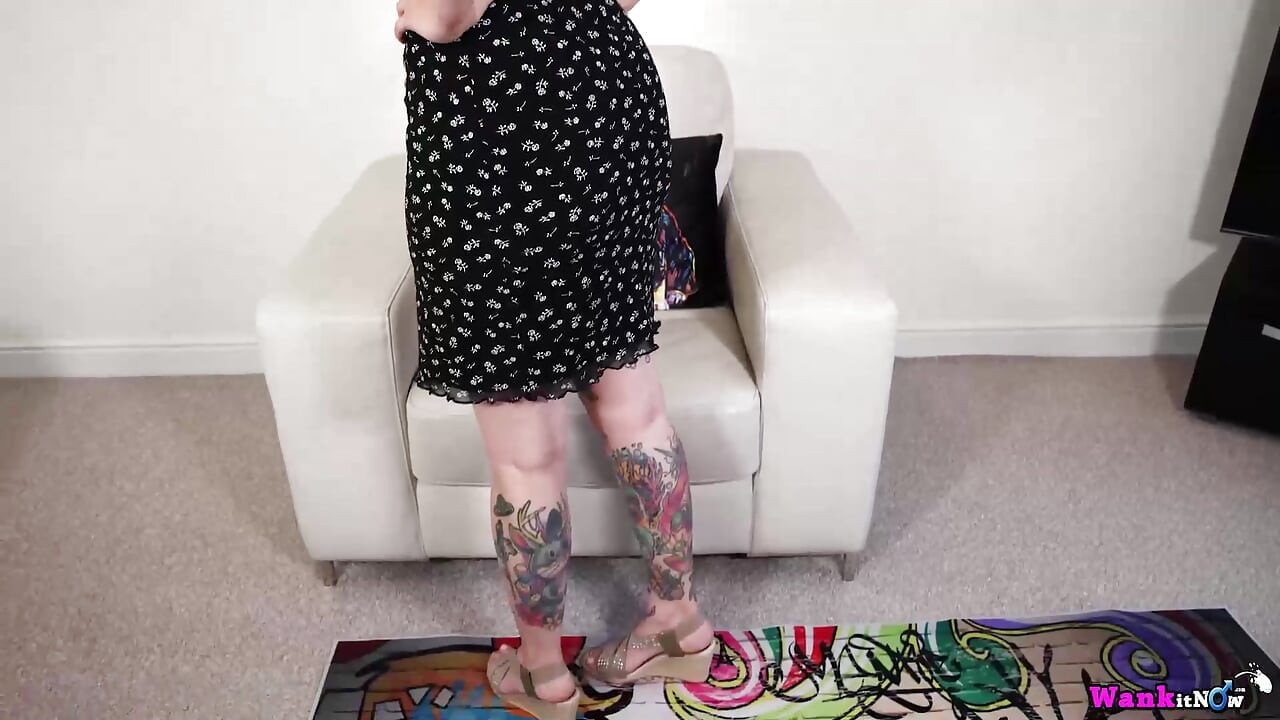 美丽的多莉向她的继父弯曲她的屁股和奶子