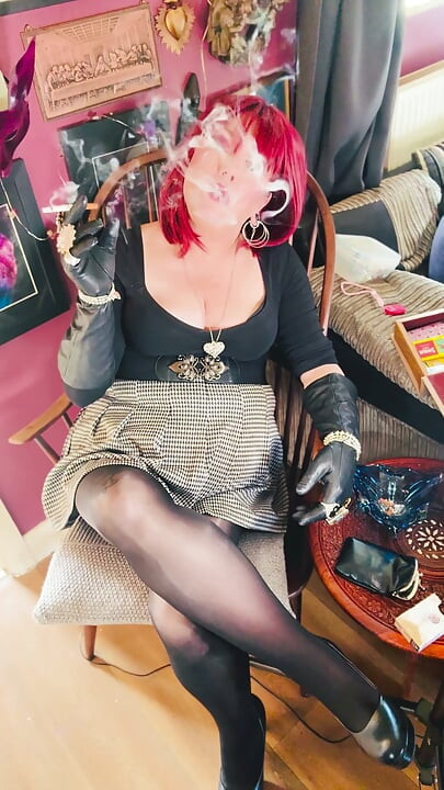 A Naughty secretary Tina Snua Dons Leathe Gloves, Jewellery & Chain Smokes 2 Cigarettes - Smoking Pantyhose