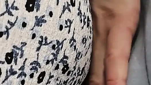 Cowok sange ini lagi asik muasin pantat bahenol komuternya pakai kontol besar di dalam kereta