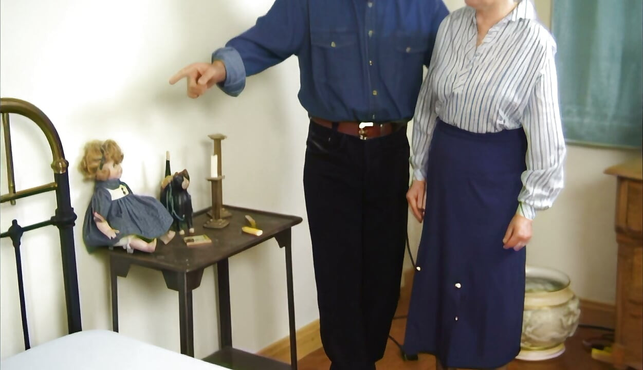 Rijpe GILF in kousen rijdt hard op een lul