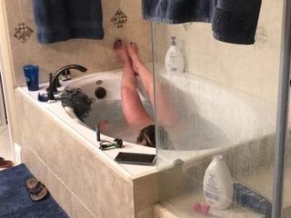妻子被浴缸喷射器抓住。